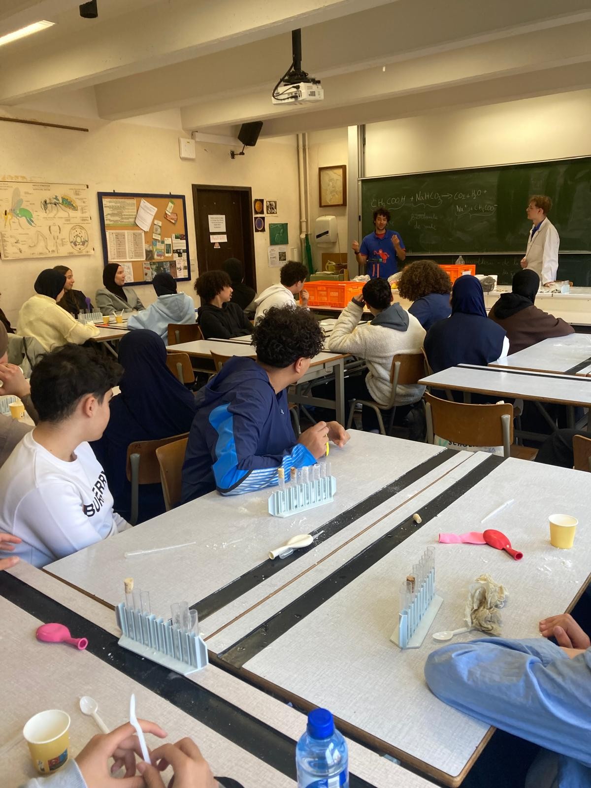 Élèves participant à un atelier scientifique Les Petits Débrouillards en classe