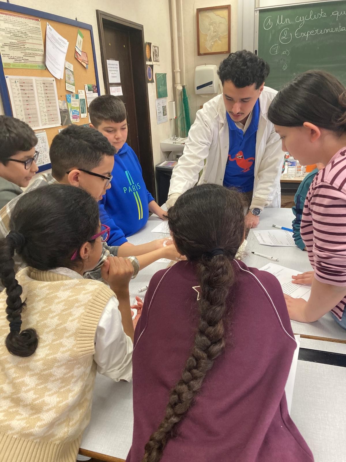 Élèves participant à un atelier scientifique Les Petits Débrouillards en classe