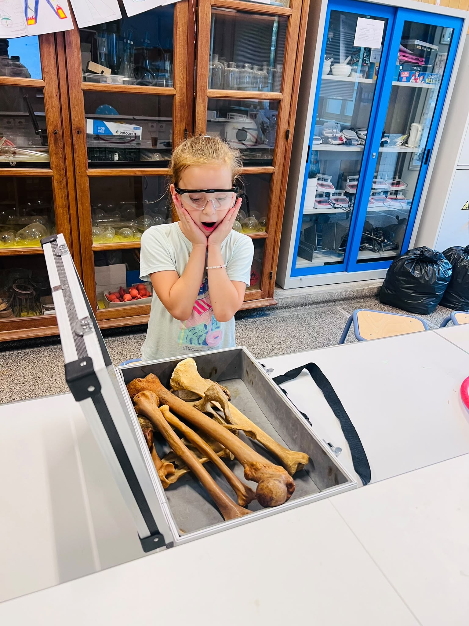 Enfant observant une expérience scientifique lors d'un stage Petits Débrouillards