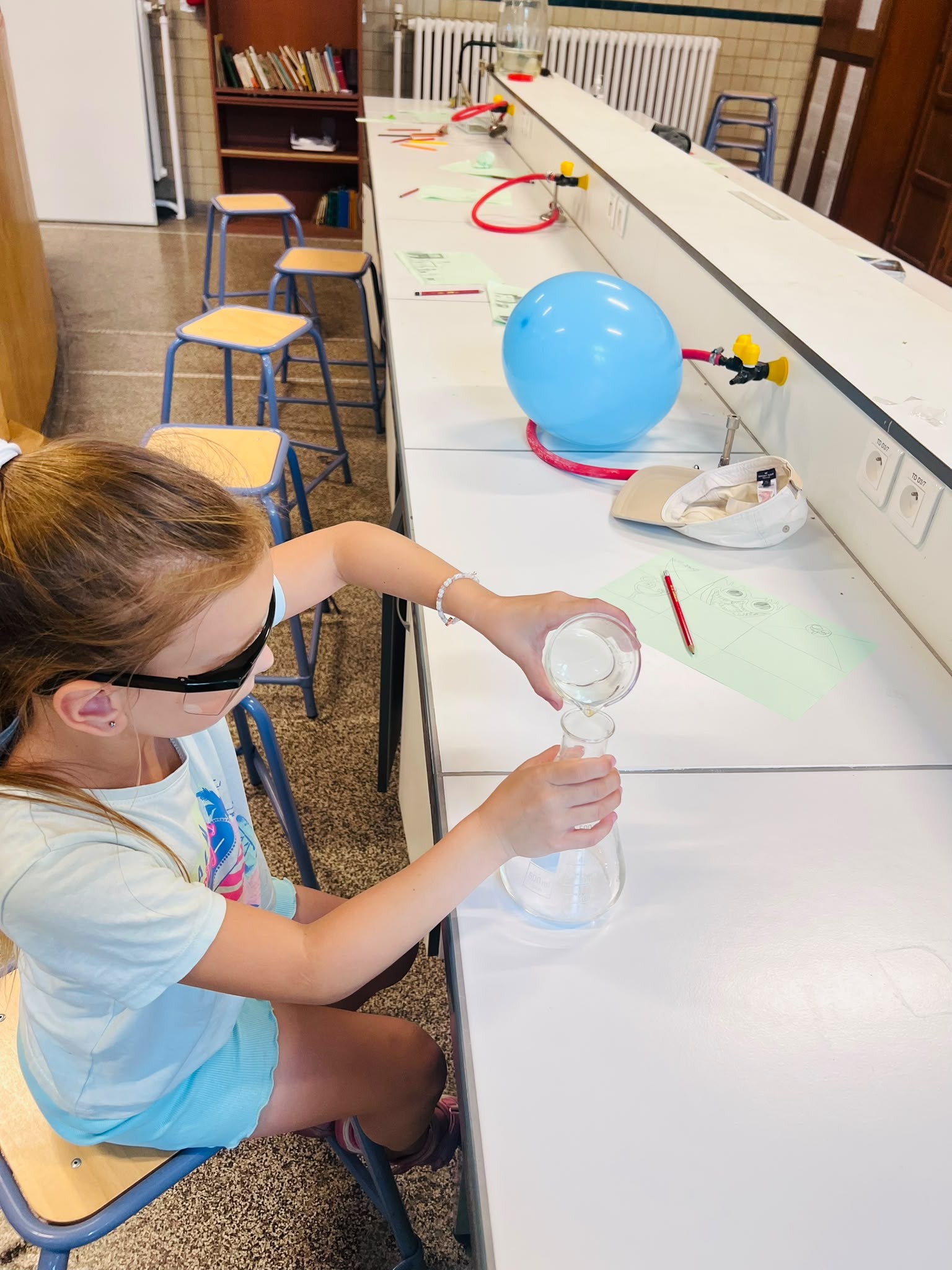 Enfant observant une expérience scientifique lors d'un stage Petits Débrouillards